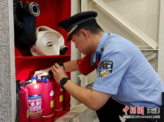 图为北京铁路公安局天津公安处天津站派出所民警在夜间大清查期间对重点设施进行检查。（北京铁路公安局天津公安处供图）