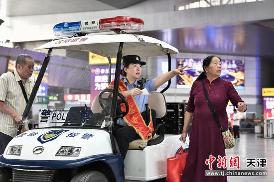 图为北京铁路公安局天津公安处天津站派出所民警在执勤期间为旅客指路，解答各类问询。（北京铁路公安局天津公安处供图）