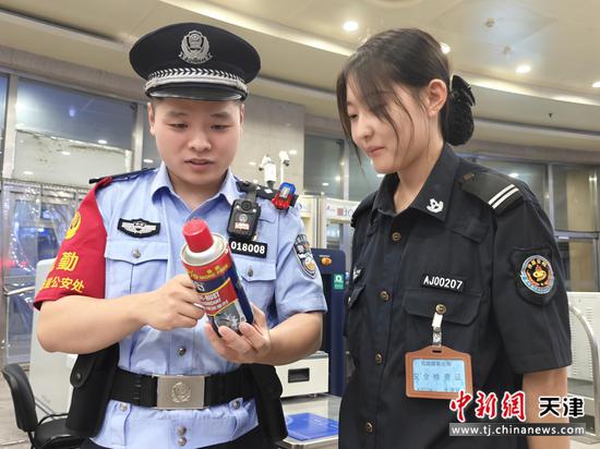 图为北京铁路公安局天津公安处民警在进站口对工作人员进行检查提问。（北京铁路公安局天津公安处供图）