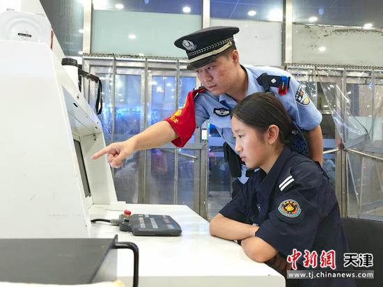 图为北京铁路公安局天津公安处天津站派出所民警在对铁路相关工作进行指导。（北京铁路公安局天津公安处供图）