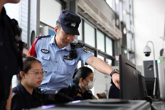 图为北京铁路公安局天津公安处站区民警在指导铁路工作人员开展工作。（北京铁路公安局天津公安处供图）