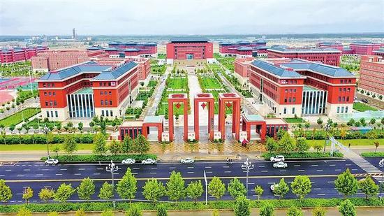 2024年5月,和田首所本科院校——新疆和田学院成立,首批设置了思想政治教育、小学教育、学前教育、数据科学与大数据技术、计算机科学与技术、医学检验技术6个本科专业。