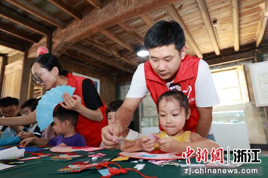 孩子们与家长共同将“孝亲敬老”“勤俭持家”“诚信立身”等家训格言绘制于空白扇面。煤山镇供图