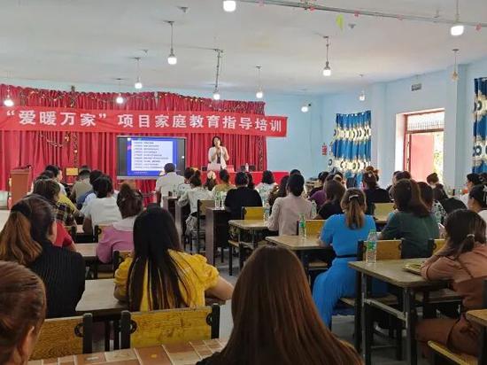 新疆妇儿基金会邀请的家庭教育与心理健康专家对“爱暖万家”爱心妈妈巾帼志愿者进行授课。