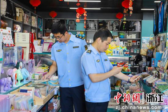 开学季“护苗”行动联合检查现场。（佛堂镇供图）