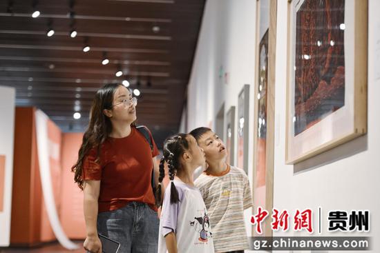 图为参观者参观画展。 图为参观者参观画展。