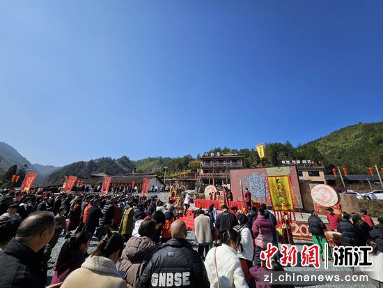 “不灭窑火”传统烧制活动。浙江交通集团高速公路丽水管理中心  供图 “不灭窑火”传统烧制活动。浙江交通集团高速公路丽水管理中心  供图