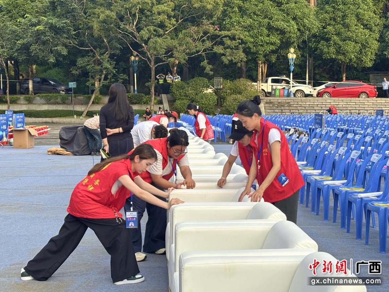 图为志愿者布置文艺晚会现场。 图为志愿者布置文艺晚会现场。