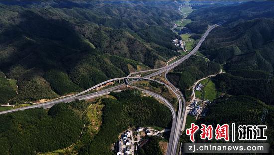 龙浦高速白马畈枢纽。连姝 摄 龙浦高速白马畈枢纽。连姝 摄