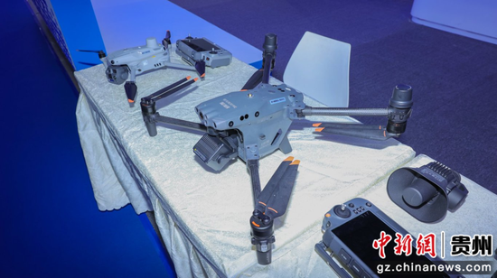 图为展台展示的无人机系列产品。