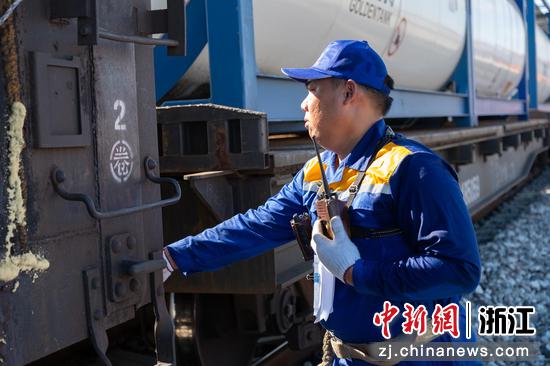 调车长曾焕庆在钢轨间检查。金温铁道公司 供图 调车长曾焕庆在钢轨间检查。金温铁道公司 供图