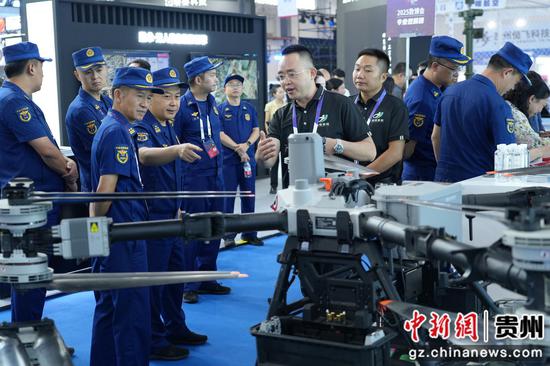 图为展台展示的无人机系列产品。