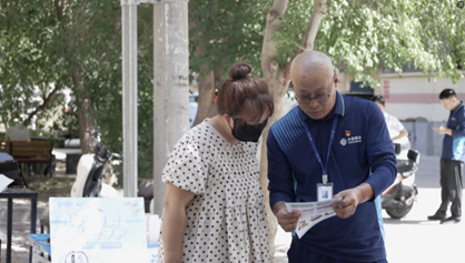 郭智江在社区为居民讲解反诈知识。