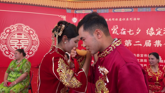 新人在婚礼仪式上,相互喂饮喜酒,共享这充满甜蜜与仪式感的时刻。