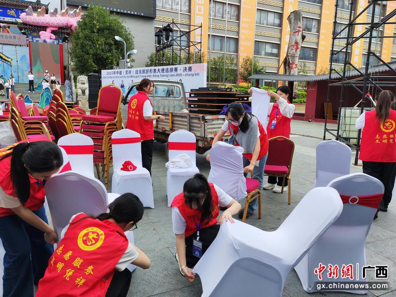 图为志愿者搬运活动道具。 图为志愿者搬运活动道具。