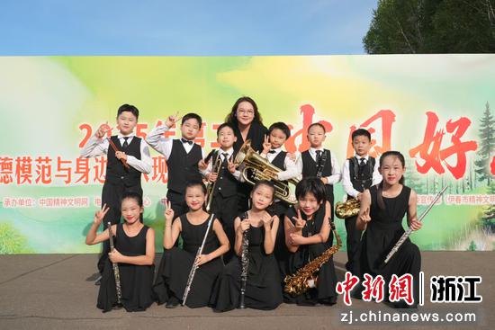 陈安利与乐团成员合影。临平区委宣传部供图 陈安利与乐团成员合影。临平区委宣传部供图