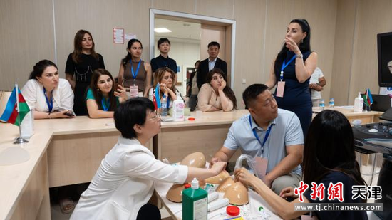 中阿专家组成联合筛查小组就高危人群的疑似病例进行深入交流研讨