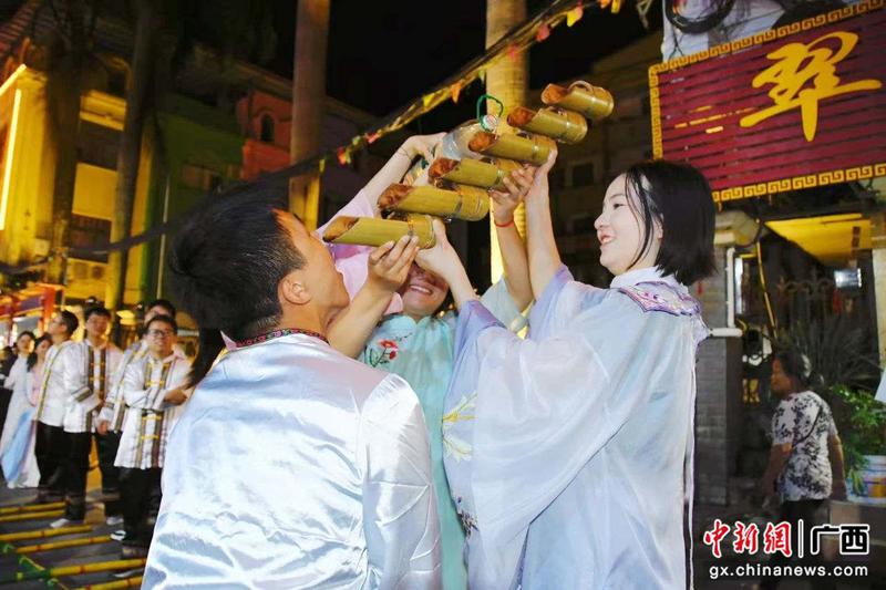 图为游客品尝迎客酒。 图为游客品尝迎客酒。