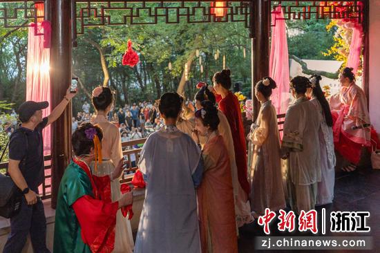 图为:现场上演抛绣球等活动。中新社发 拱墅区半山街道 供图