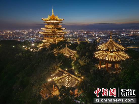 图为:望宸阁等建筑在活动中亮灯。中新社发 拱墅区半山街道 供图
