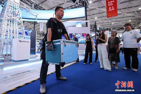 8月28日,在2025数博会展馆,参观者在中国南方电网展区体验穿戴电力作业外骨骼机器人。中新社记者 瞿宏伦 摄 8月28日,在2025数博会展馆,参观者在中国南方电网展区体验穿戴电力作业外骨骼机器人。中新社记者 瞿宏伦 摄