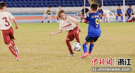 中外足球小将比拼球技。 主办方 供图 中外足球小将比拼球技。 主办方 供图