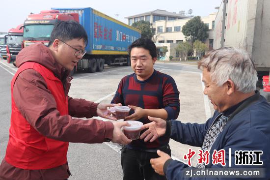 高速服务区志愿者为货车司机送温暖。 温州交发集团 供图 高速服务区志愿者为货车司机送温暖。 温州交发集团 供图