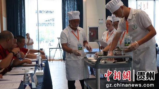 图为比赛队伍向评委席介绍参赛作品。李和江 摄