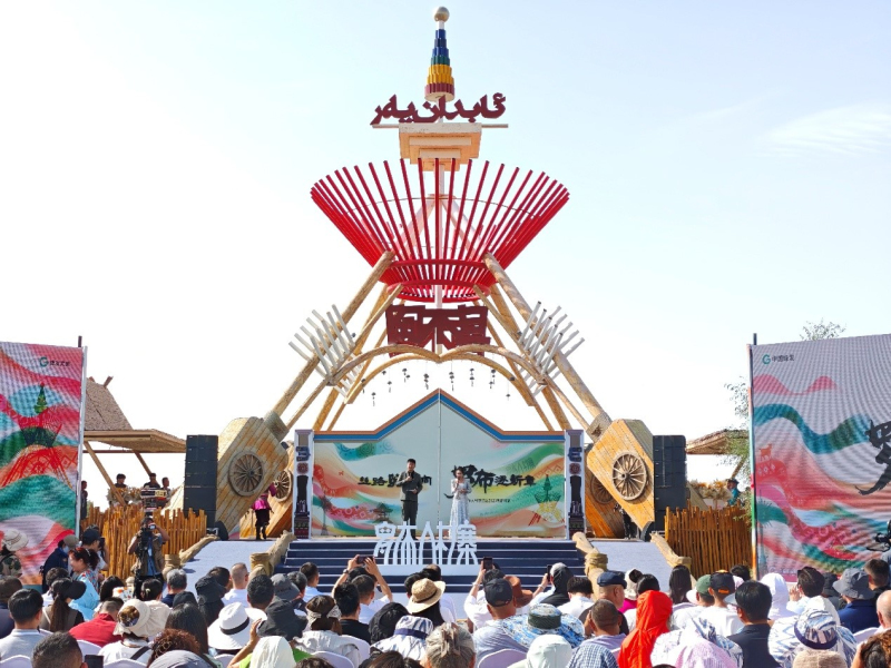 新疆巴音郭楞蒙古自治州尉犁县罗布人村寨景区开园仪式现场。 谭京京 摄
新疆巴音郭楞蒙古自治州尉犁县罗布人村寨景区开园仪式现场。 谭京京 摄