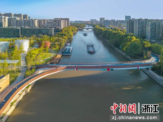 8月28日，小河公园跨运河人行桥正式开通。（杭州市商旅运河集团供图）