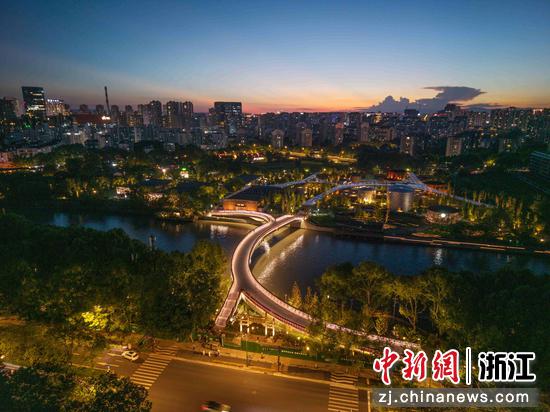 8月28日，小河公园跨运河人行桥正式开通。（杭州市商旅运河集团供图）
