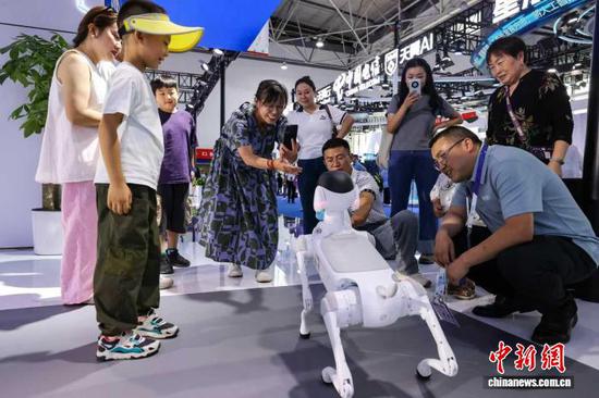 8月28日,在2025数博会展馆,搭载九天大模型的“灵犀”机器狗吸引参观者。 中新社记者瞿宏伦 摄 8月28日,在2025数博会展馆,搭载九天大模型的“灵犀”机器狗吸引参观者。 中新社记者瞿宏伦 摄