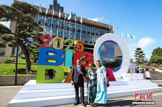 资料图:图为海外嘉宾在2025数博会LOGO前合影。中新网记者瞿宏伦摄 资料图:图为海外嘉宾在2025数博会LOGO前合影。中新网记者瞿宏伦摄