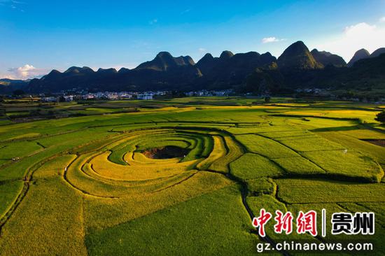航拍贵州兴义万峰林“八卦田”错落有致色彩分明。李和江 摄 航拍贵州兴义万峰林“八卦田”错落有致色彩分明。李和江 摄