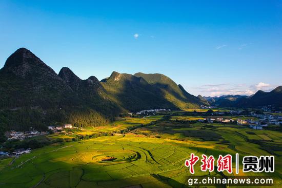 航拍贵州兴义万峰林“八卦田”错落有致色彩分明。李和江 摄 航拍贵州兴义万峰林“八卦田”错落有致色彩分明。李和江 摄