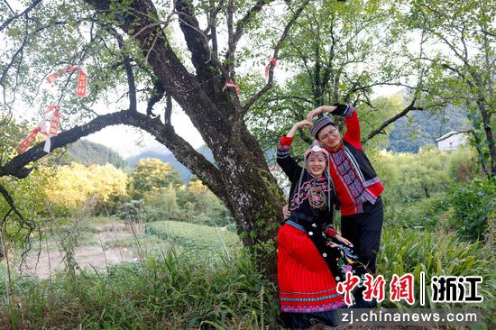 当地新人在显后村拍照。淳安县委宣传部 供图 当地新人在显后村拍照。淳安县委宣传部 供图
