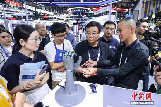 资料图:图为2025数博会上,参观者在体验使用智能仿生手。中新网记者瞿宏伦摄 资料图:图为2025数博会上,参观者在体验使用智能仿生手。中新网记者瞿宏伦摄
