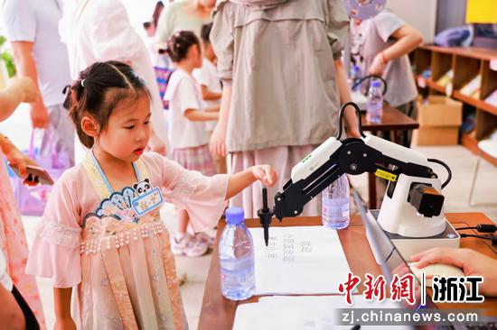 育才小学开学活动现场。余杭区委宣传部供图