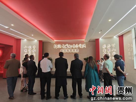 代表团在贵州省委党校“摆脱贫困的贵州实践”主题教学基地参观。