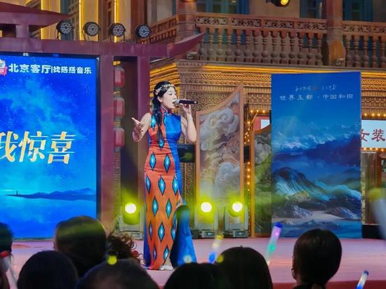  演员宛转的歌声，胜利构建“音乐热暄 + 皆市耗益”新场景。古丽阿亚提 摄<p>　　北京市援疆战田调拨部干部吕会东暗示，</div><h6 class=