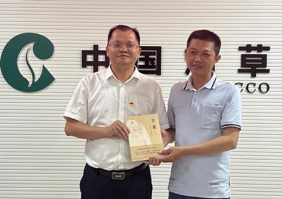 图为局(营销部)负责人向家属赠送廉政书籍。黄洋生摄 图为局(营销部)负责人向家属赠送廉政书籍。黄洋生摄