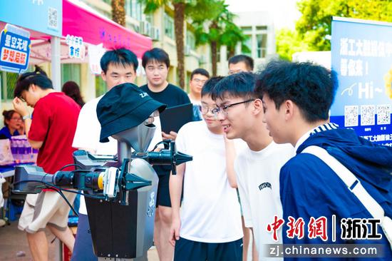 8月31日,迎新现场。(浙江工业大学供图) 8月31日,迎新现场。(浙江工业大学供图)