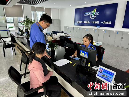 城管队员在工作窗口进行服务。煤山镇供图 城管队员在工作窗口进行服务。煤山镇供图