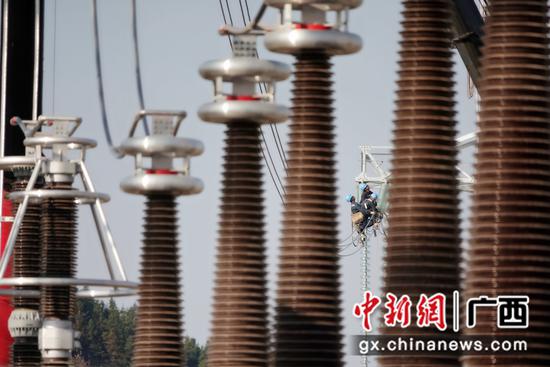 500千伏漓江变电站建设现场。陈伯鑫  摄 500千伏漓江变电站建设现场。陈伯鑫  摄