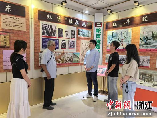 近日,社会实践团走进山东省临沂市朱村钢八连抗日纪念厅。(浙江大学供图) 近日,社会实践团走进山东省临沂市朱村钢八连抗日纪念厅。(浙江大学供图)