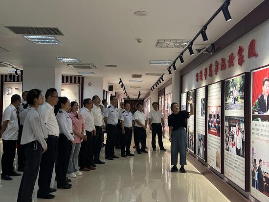 图为干部职工及家属代表参观清廉家风教育基地。李艳兰摄 图为干部职工及家属代表参观清廉家风教育基地。李艳兰摄