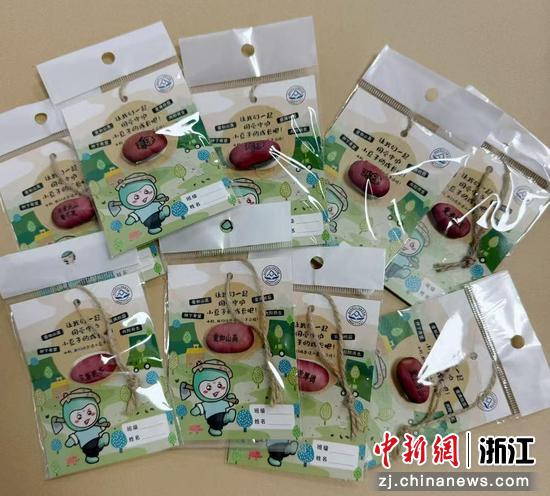 刻着“山山文创”的种子。湖州市爱山小学教育集团供图 刻着“山山文创”的种子。湖州市爱山小学教育集团供图