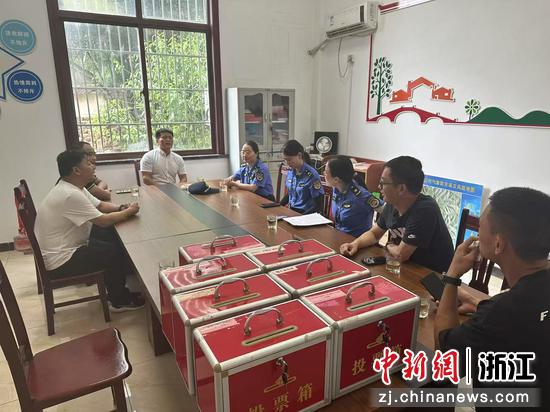 城管队员开展“跨前服务”。甘超 供图 城管队员开展“跨前服务”。甘超 供图