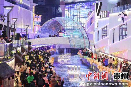 图为贯城河两岸人潮涌动。图源云岩区融媒体中心