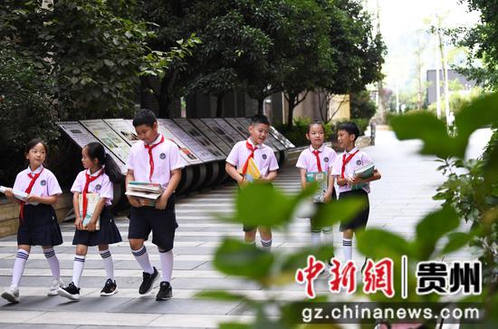 9月1日，在贵阳市南明区花果园第三小学，学生们开心领课本，喜迎新学期。